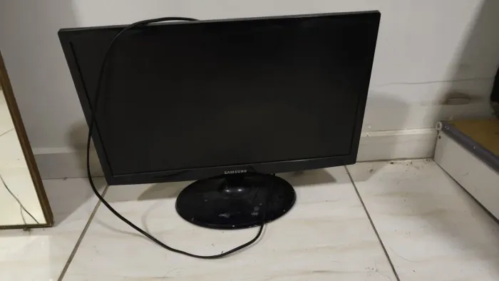 Monitor sansung T22B300LB com defeito
