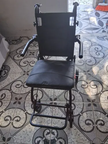 Vendo cadeira de rodas em boas condições não parcelado só a vista