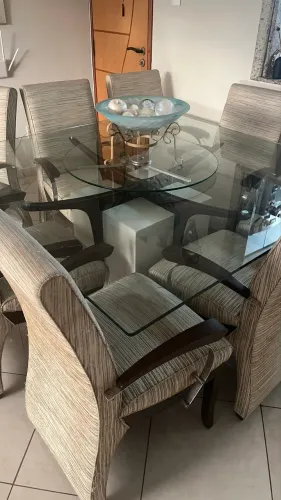 Mesa de jantar com 8 cadeiras 