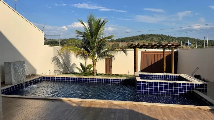 Vendo sobrado com 3 quartos sendo 2 suítes com piscina e churrasqueira em Nerópolis
