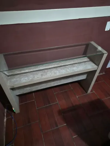 Aparador de madeira e vidro