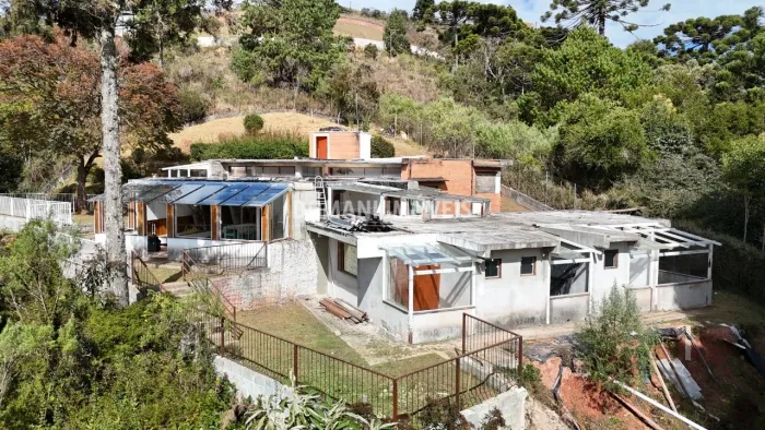 Casa Inacabada com Enorme Potencial à Venda na Região de Descansópolis