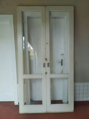 Portas montadas com vidros 