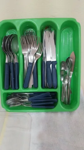CHALEIRA ELÉTRICA, JOGO DE TALHERES, SANDUICHEIRA E GARRAFA TÉRMICA