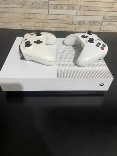 Vendo Xbox one s em ótimo estado