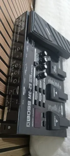 Pedaleira Boss me25 leia o anúncio