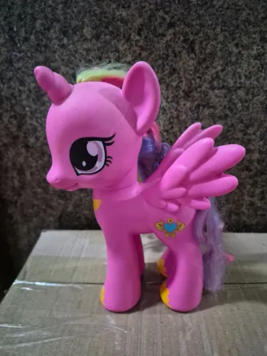  Princesa Cadance da linha My Little Pony, fabricado pela Hasbro, com cerca de 20 a 22 cm 