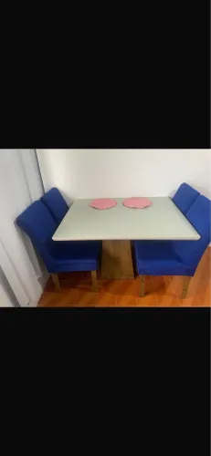 Vendo mesa com 4 lugares