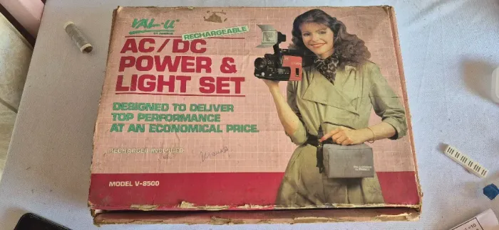 Conj de luz e bateria/recarregador portátil para câmeras de vídeo e filmadoras anos 80
