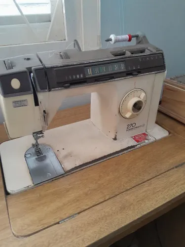 Vendo máquina de costura reta singer 