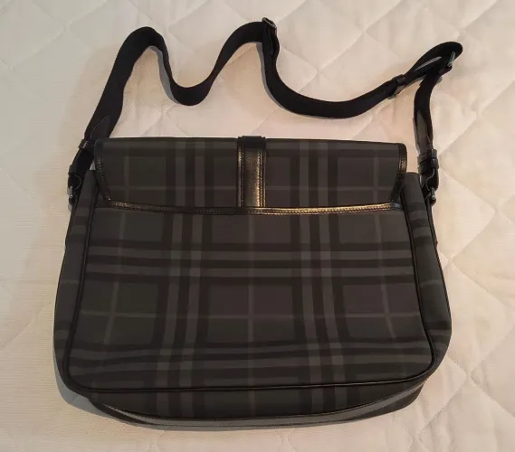 Bolsa Burberry Original Dark Check em Couro - Estado de Nova | Peça Rara