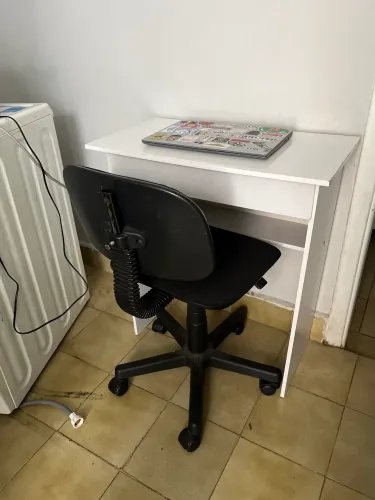 cadeira e mesa, pode ser usada como penteadeira, mesa de estudos