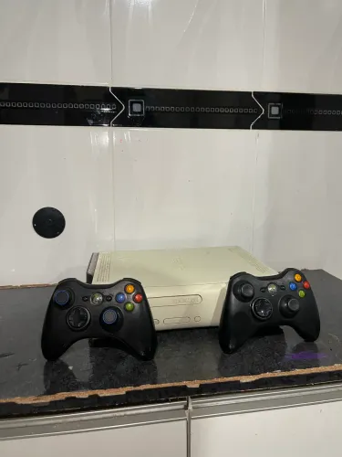 XBOX 360 SLIM COM DOIS CONTROLES ORIGINAIS