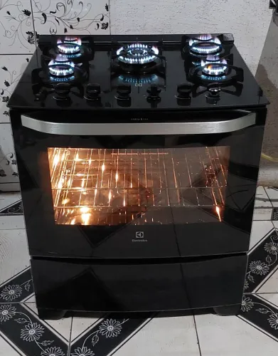 Moderno fogão Electrolux top inox com mesa de vidro com tripla chama automático