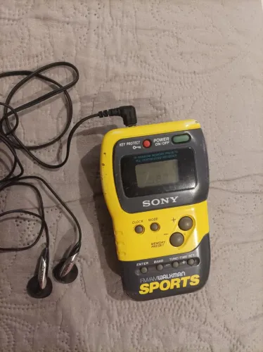 Vendo aparelho da Sony Walkman Sports SRF-M70 funcionando.