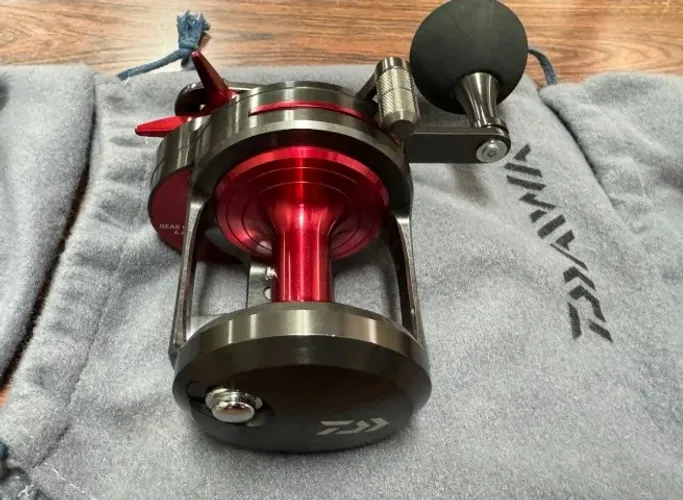 Carretilha de Perfil Alto Daiwa 18 LIGHT 20H