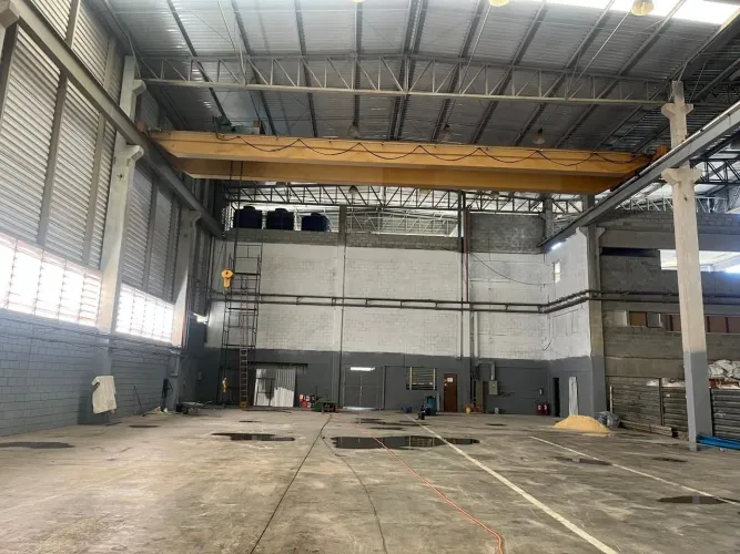 Galpão 2500 m² Pé direito 14 m e ponte rolante São Roque