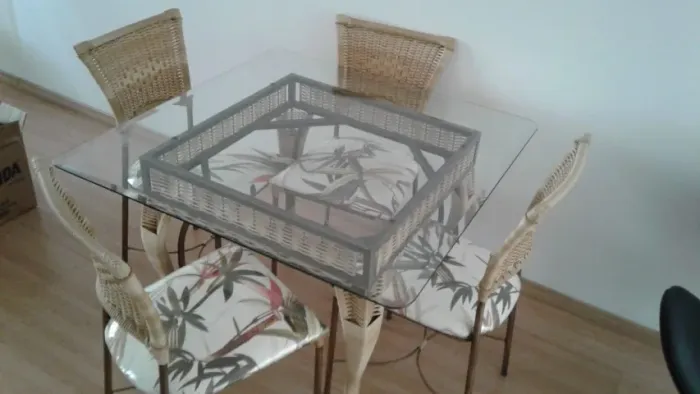 Mesa 4 lugares, tampo de vidro. Novissima