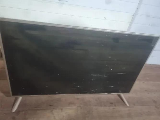 Vendo essa tv retira peças