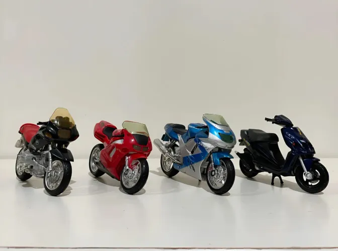 Motos em Miniatura Maisto 1:18 (BMW, Honda, Kawasaki)