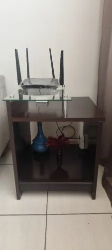Mesinha de Canto Marrom com Tampo de Vidro - Charme e Elegância!