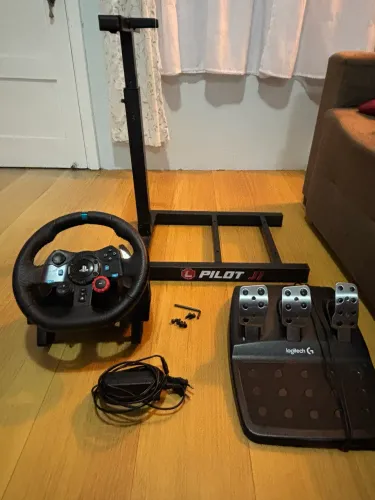 Kit: Volante Logitech G29 + cockpit PILOT ajustável 