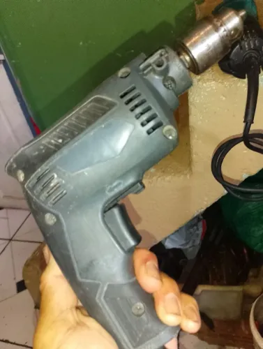 Furadeira pequena Makita 110 volts