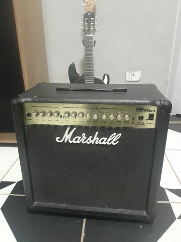 .Amplificador de Guitarra " Marshall"..Negocia.