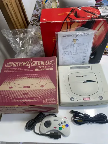 Sega Saturn  ( funcionando tudo  tá  bonito manual serial batendo ) 