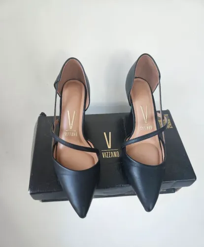 Vendo lindo sapato Scarpin da marca Vizzano, na cor preta (acabamento Pelica), tamanho 34.