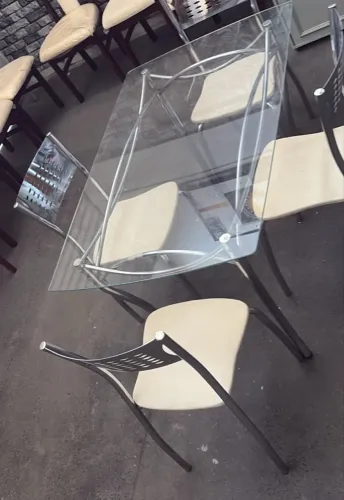 Mesa de jantar retangular com 4 cadeiras