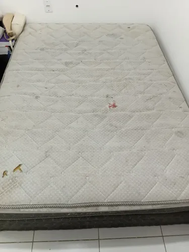 Cama com molas ensacadas usada. Motivo viagem