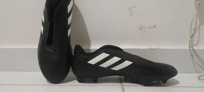 Chuteira Adidas artilheira V de Campo