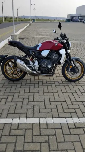 CB 1000R Super inteira, 25 mil Km, revisão com troca de óleo feita mês de Julho 2026,.