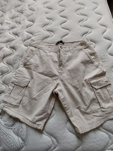 Bermuda Masculina, Tamanho 44, Cor bege.