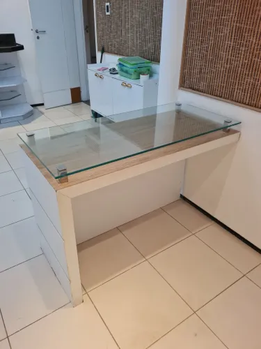 Mesa de escritório com tampo de vidro