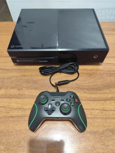 Xbox one FAT 500 gigas controle novo com fio em ,1 jogo , funcionando perfeitamente tudo