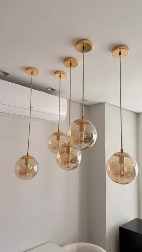 Pendentes Dourados com Vidro Ambar