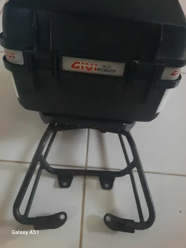 Vendo baú de moto , com suporte .