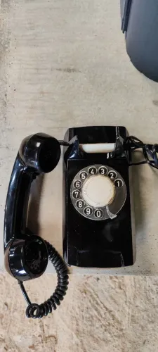 Telefone de parede de disco antigo funcionando 