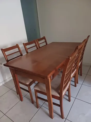 Mesa com 06 cadeiras