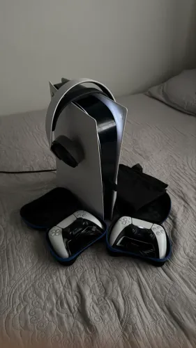 PlayStation 5, com dois controles modificados e o fone original ps5.