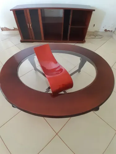 Mesa de Centro Redonda de Madeira com Vidro - Clássica e Elegante