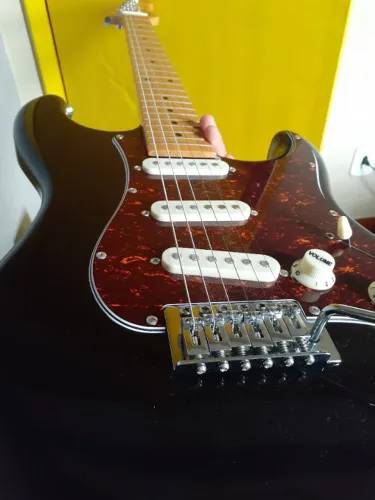 Guitarra tagima 530
