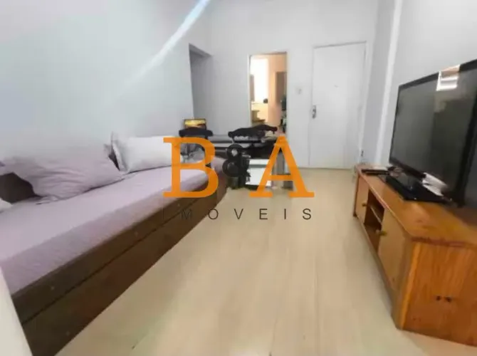 Apartamento de 2 Quartos com Dependência e Excelente Potencial para Airbnb em Copacabana