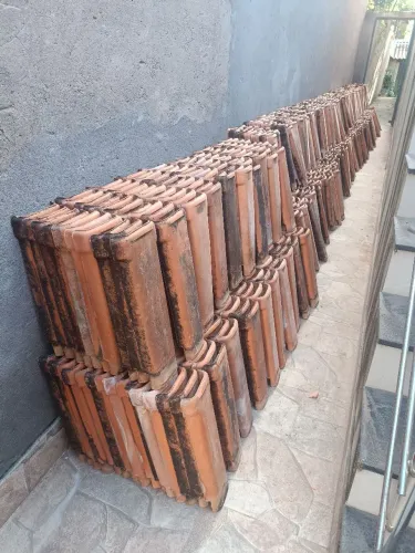 Telhas usadas R$1000,00 por milheiro.