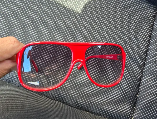 Oculos escuro evoke