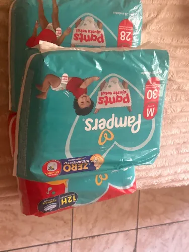 Vendendo 3 pacotes de fraldas Pampers 1 pacote de M e 2 pacotes tamanho G pants