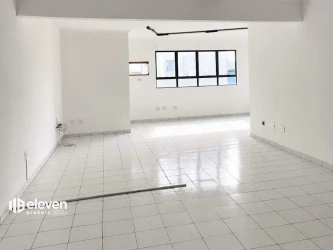 Sala Comercial à Venda na Vila Mathias em Santos | Reformada, 2 Ambientes e Próxima à Av.