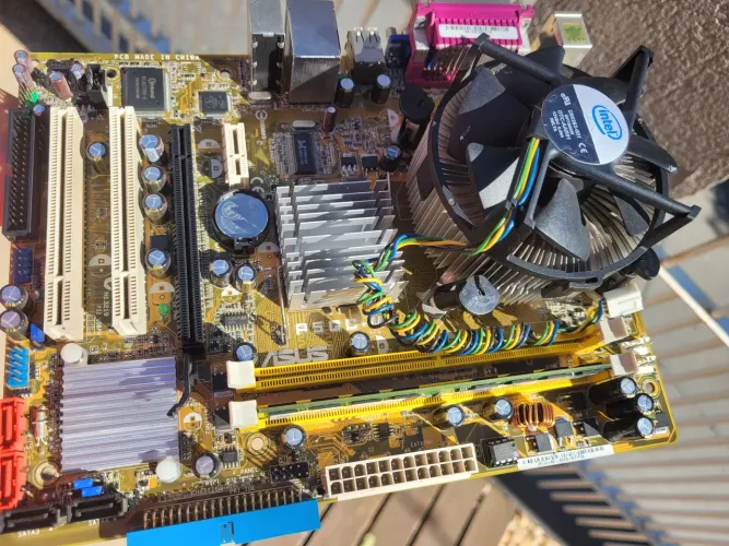 Placa mãe + memória ram + processador e cooler.